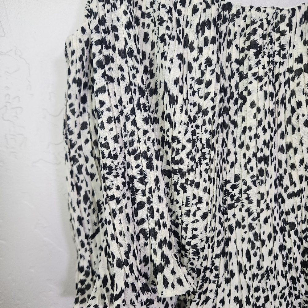 Lulu's Turning It Up Leopard Cream And Black Pleated Romper Size Medium - Picture 4 of 9
